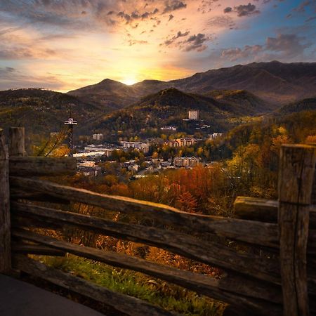 Mountain Eden, Hot Tub, Resort Pool, Wifi, 1089 Free Tickets Each Paid Day, Dollywood And More Gatlinburg Exterior photo