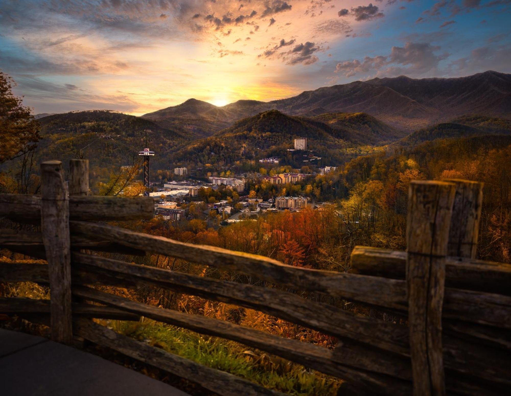 Mountain Eden, Hot Tub, Resort Pool, Wifi, 1089 Free Tickets Each Paid Day, Dollywood And More Gatlinburg Exterior photo
