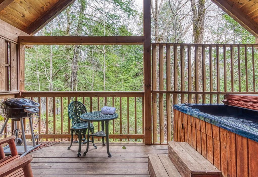 Mountain Eden, Hot Tub, Resort Pool, Wifi, 1089 Free Tickets Each Paid Day, Dollywood And More Gatlinburg Exterior photo