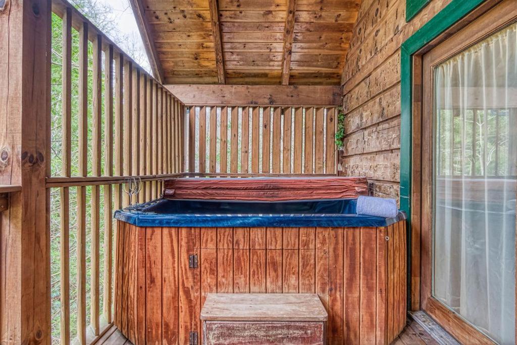 Mountain Eden, Hot Tub, Resort Pool, Wifi, 1089 Free Tickets Each Paid Day, Dollywood And More Gatlinburg Exterior photo