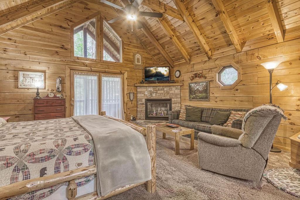 Mountain Eden, Hot Tub, Resort Pool, Wifi, 1089 Free Tickets Each Paid Day, Dollywood And More Gatlinburg Exterior photo