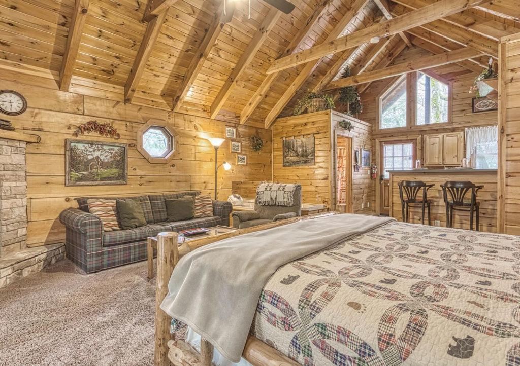 Mountain Eden, Hot Tub, Resort Pool, Wifi, 1089 Free Tickets Each Paid Day, Dollywood And More Gatlinburg Exterior photo