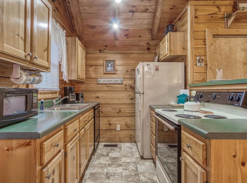 Mountain Eden, Hot Tub, Resort Pool, Wifi, 1089 Free Tickets Each Paid Day, Dollywood And More Gatlinburg Exterior photo