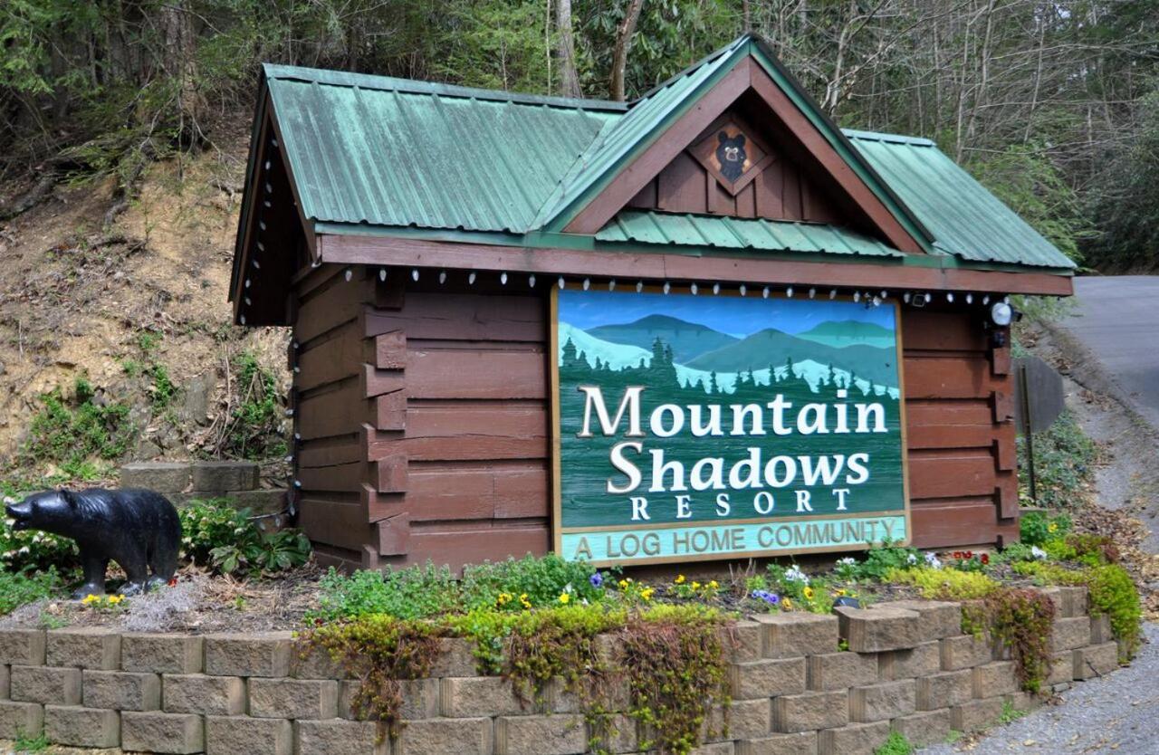 Mountain Eden, Hot Tub, Resort Pool, Wifi, 1089 Free Tickets Each Paid Day, Dollywood And More Gatlinburg Exterior photo