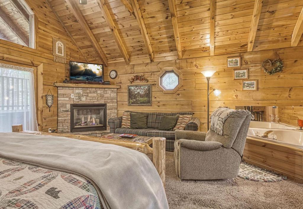 Mountain Eden, Hot Tub, Resort Pool, Wifi, 1089 Free Tickets Each Paid Day, Dollywood And More Gatlinburg Exterior photo