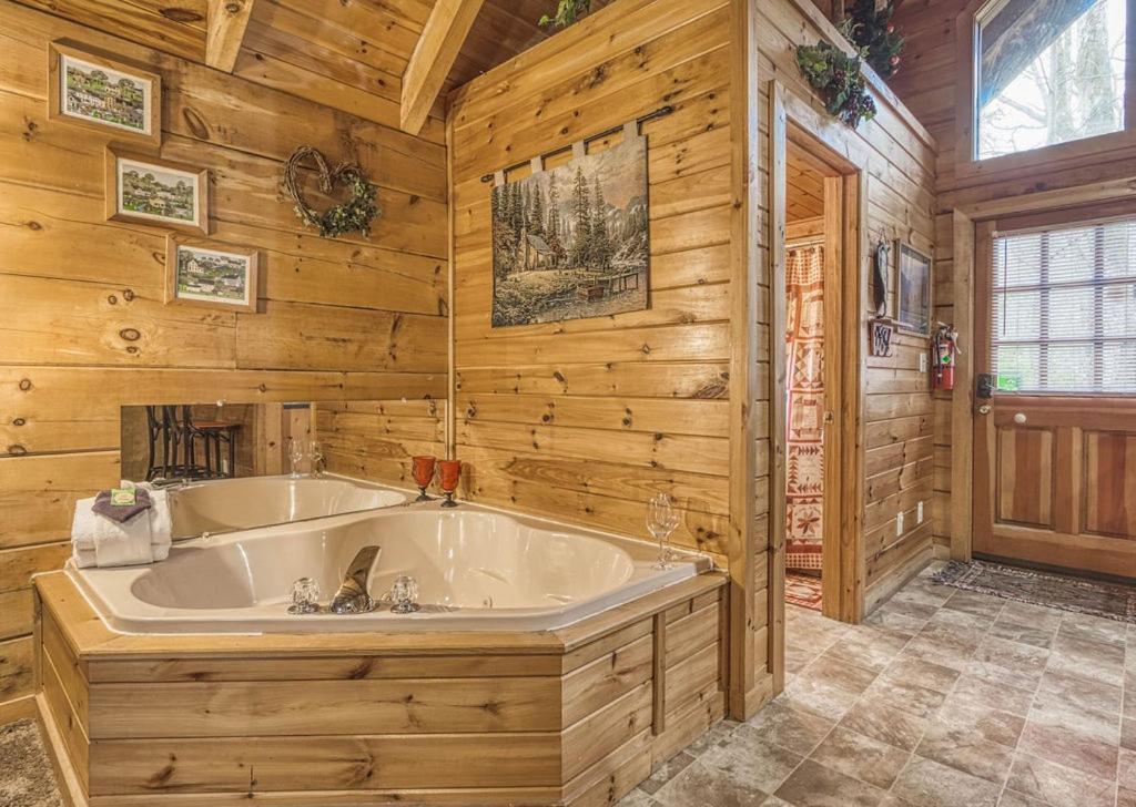 Mountain Eden, Hot Tub, Resort Pool, Wifi, 1089 Free Tickets Each Paid Day, Dollywood And More Gatlinburg Exterior photo