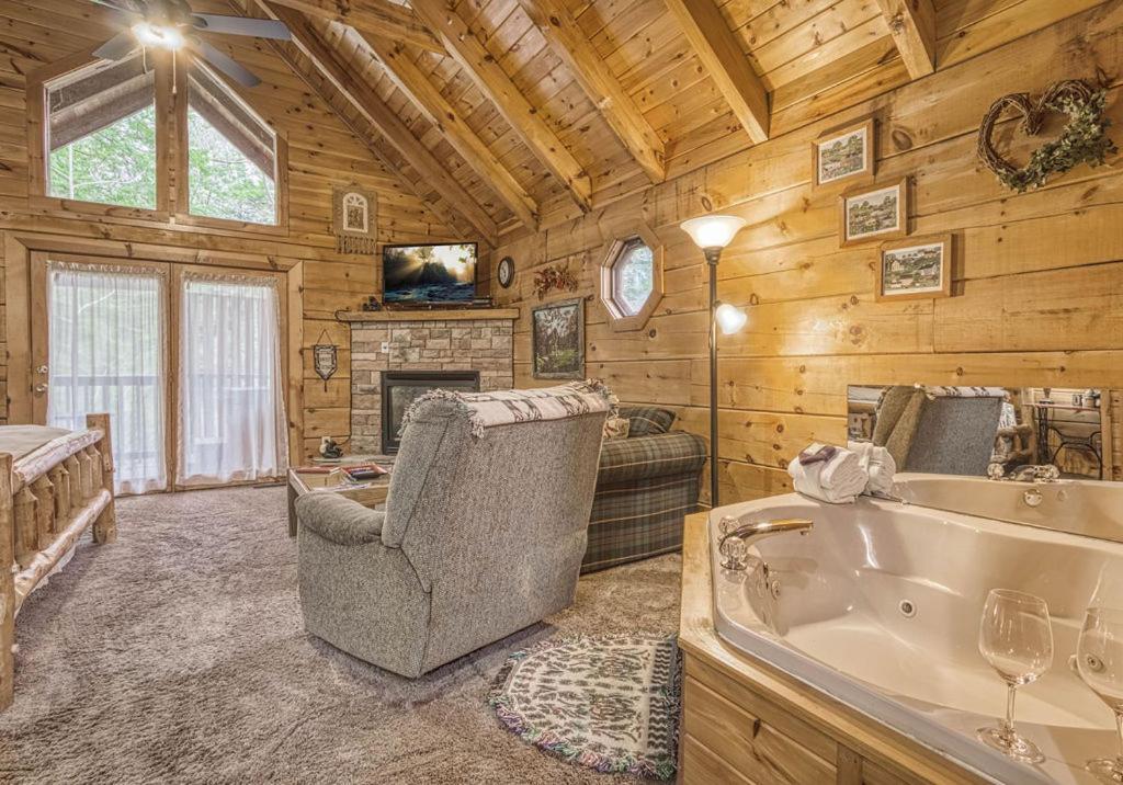 Mountain Eden, Hot Tub, Resort Pool, Wifi, 1089 Free Tickets Each Paid Day, Dollywood And More Gatlinburg Exterior photo
