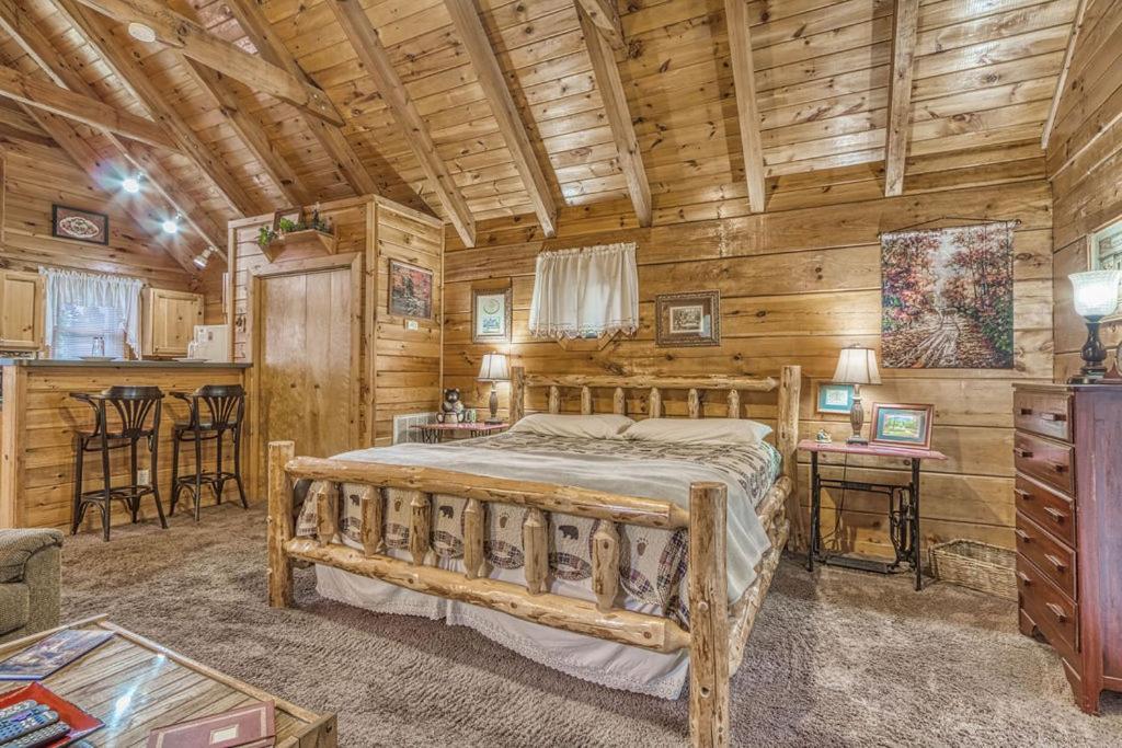 Mountain Eden, Hot Tub, Resort Pool, Wifi, 1089 Free Tickets Each Paid Day, Dollywood And More Gatlinburg Exterior photo